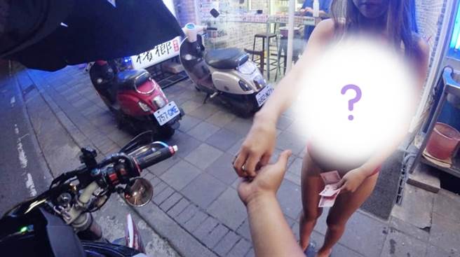 一名女网友指出，查看男友机车行车纪录器影像，意外发现男友骑机车买槟榔，还「顺便」拍槟榔西施，且还接连光顾两间槟榔摊，令她质疑购买行车纪录器的用途。（图／翻摄自爆废公社二馆）