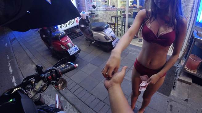 女网友发现男友都会去找火辣槟榔西施买槟榔。（图／翻摄自脸书爆废公社二馆）