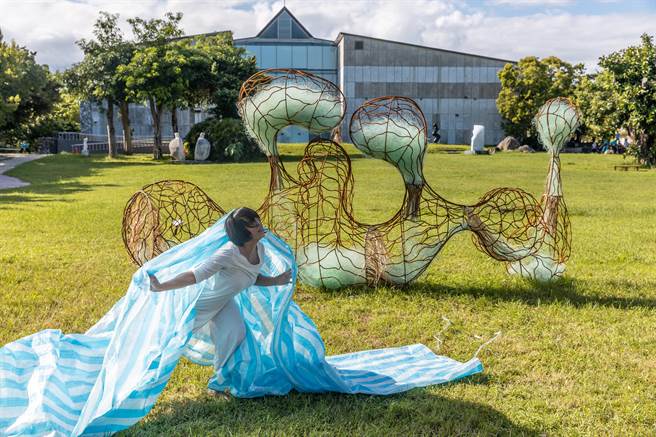 「PALAFANG花莲跳浪艺术节」即起至明年1月10日在花莲石雕博物馆及文化局园区展出，10组艺术家以「创造你与花莲的新关系」为核心，用多元媒材呈现花莲山水美景。（花莲县文化局提供／罗亦晽花莲传真）