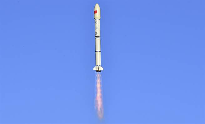 中方8月24日在酒泉卫星发射中心用长征2号丙（长征2C）运载火箭/远征1号S遥2上面级，成功将融合试验卫星01/02星送入预定轨道。（新华社）