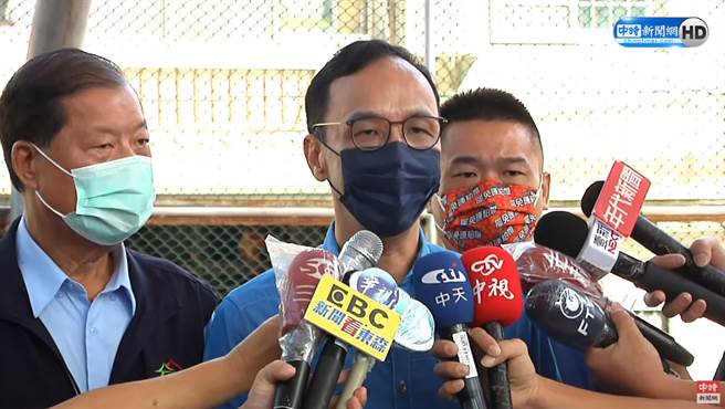 赴高雄市立大同医院慰问城中城伤者遭挡，朱立伦酸回「可能最新标准是要打过高端才算，打过AZ不算。」（图／中时新闻网直播画面）