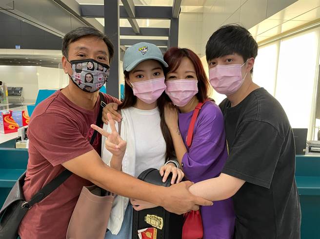 韓菲在8月啟程飛往加拿大讀書，王中平和余皓然都相當不捨。（圖／取材自王中平和余皓然愛的小屋臉書）