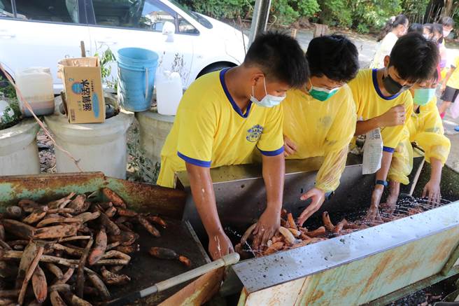 学生清洗莲藕。（南大附小提供／张毓翎台南传真）