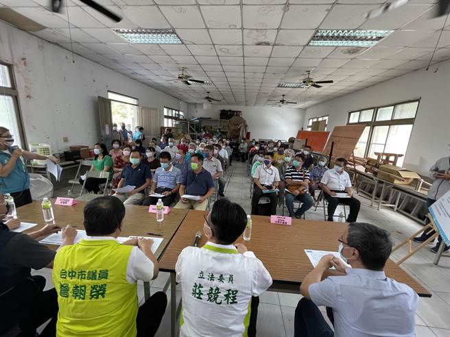 立委庄竞程与台中市议员曾朝荣17日在北屯区东山路二段民德里活动中心举行「北屯区大坑无自来水地区争取供水改善说明会」。（冯惠宜摄）