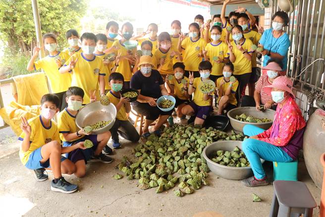 国立台南大学附设实验国民小学彩虹斑马志工队师生16、17日到素有「莲乡」之称的台南市白河区进行体验课程。（南大附小提供／张毓翎台南传真）