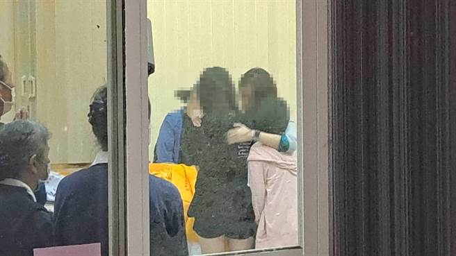钟男家属到医院指认时，情绪崩溃，抱在一起痛哭失声。（翻摄照片／陈彩玲基隆传真）