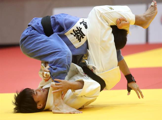 杨勇纬（下）在2021全运会柔道男子第1量级晋级到4强。（郑任南摄）