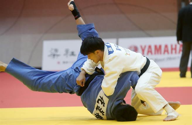 杨勇纬（上）奋力压制对手。（郑任南摄）