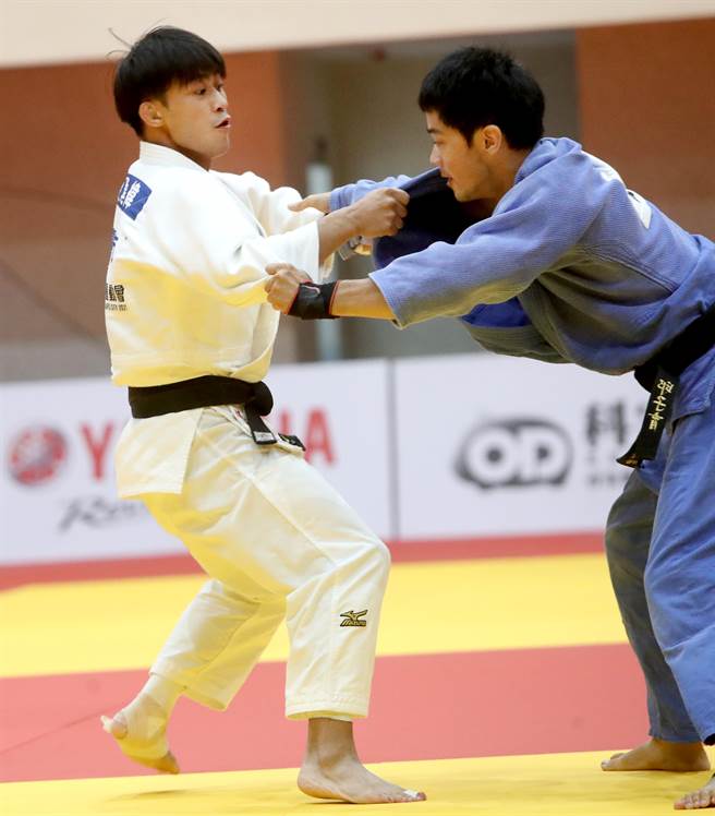 杨勇纬（左）人气高，比赛吸引眾多注目。（郑任南摄）