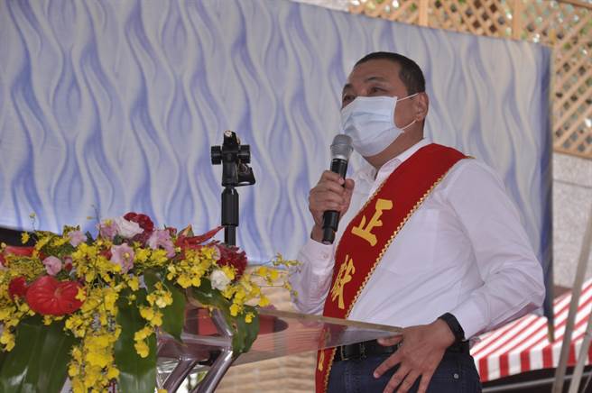 新北市双溪区虎豹潭昨日溪水暴涨，导致6人失踪，其中有4名民眾已寻获，但仍有2人失踪。新北市长侯友宜今出席客家义民爷文化祭祀大典，为失踪者祈福祷告。（蔡雯如摄）