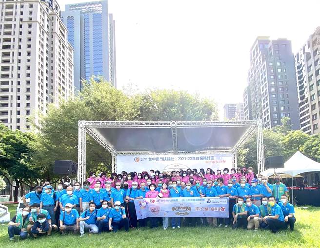 台中南门扶轮社17日在西屯区夏绿地公园举办「南门有情、疫起送爱」公益慈善义卖市集，吸引很多民眾共襄盛举。（卢金足摄）