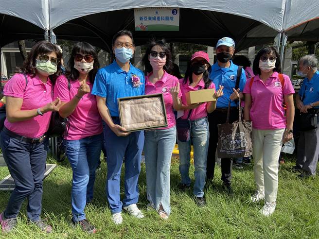 义卖公益市集今日在风和日丽下登场，台中南门扶轮社社长刘铢淇（左三）说，做公益，不一定要花大钱，从生活上做起，也可以达到行善目的，今日特别义卖浴巾助弱势。（卢金足摄） 