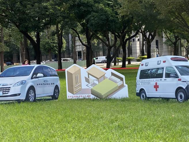 台中南门扶轮社17日在西屯区夏绿地公园举办「南门有情、疫起送爱」公益慈善义卖市集，捐助救护车与交通车。（卢金足摄）