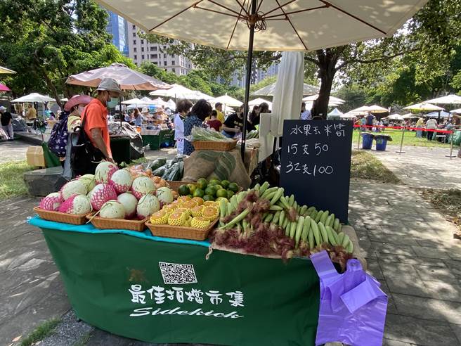 从四面八方来响应台中南门扶轮社公益市集的民眾，假日做公益，还能逛咖啡飘香、在地新鲜蔬果，还有各式家饰、花卉植物、艺术品，的市集。（卢金足摄）