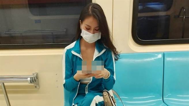 网友搭捷运巧遇cosplay《鱿鱼游戏》的正妹，立即上网分享。（图／FB@【爆废公社二馆】）