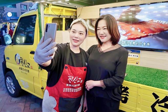 國民黨16日起接連3天辦理南投縣長初選電話民調，國民黨立委馬文君（右）分享與年輕人互動的感受。（圖／摘自馬文君臉書）