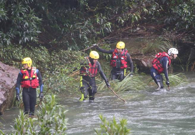 新北市各消防大隊警、義消256人今早在指揮站雙溪區泰平活動中心集結搜尋。（陳君瑋攝）
