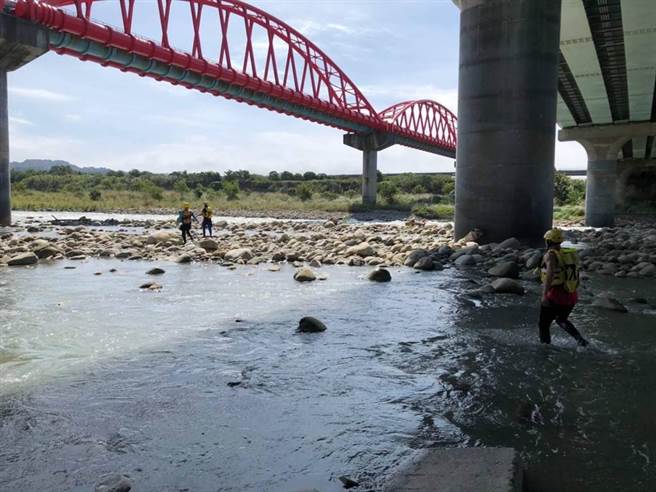 后丰大桥发生男子墬桥，消防局出动大批人力前往搜救。（台中市消防局提供／王文吉台中传真）
