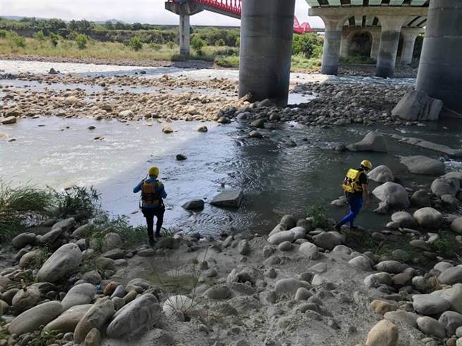 搜救人员在后丰大桥东侧第8根桥墩约10公尺处发现男子躺卧乾涸河床已明显死亡。（台中市消防局提供／王文吉台中传真）
