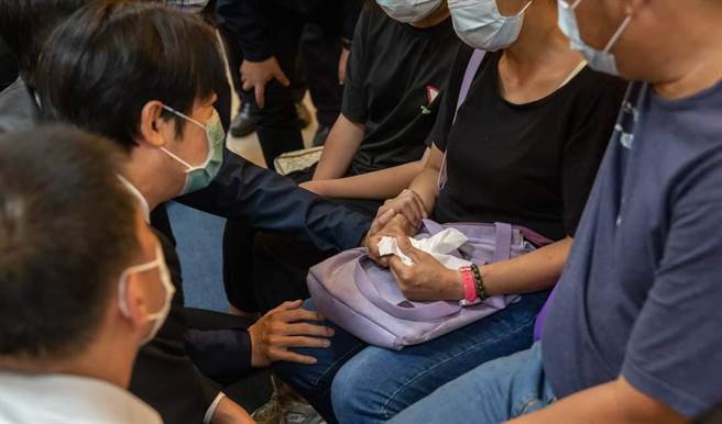 探視城中城大火傷患，賴清德：積極檢討改善法規和制度。（取自賴清德臉書）