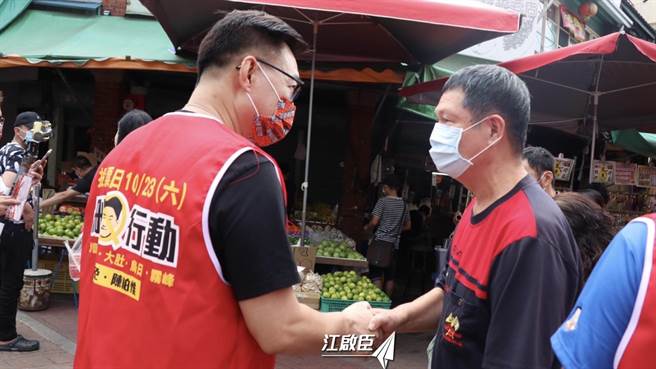 立委江启臣与罢免陈柏惟志工团队进行市场拜票行程。（删Q总部提供／王文吉台中传真）