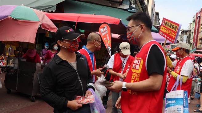 立委江启臣与罢免陈柏惟志工团队进行市场拜票行程。（删Q总部提供／王文吉台中传真）