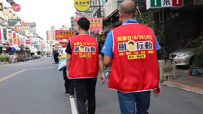 立委江启臣与罢免陈柏惟志工团队进行市场拜票行程。（删Q总部提供／王文吉台中传真）