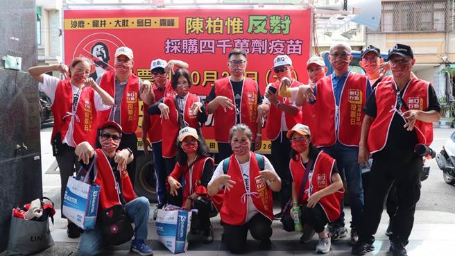 立委江启臣与罢免陈柏惟志工团队进行市场拜票行程。（删Q总部提供／王文吉台中传真）