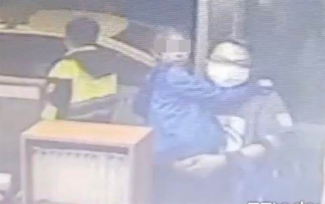 9岁女童生还满脸惊恐 被大人抱进派出所求救画面曝光。（图／翻摄监视器画面）