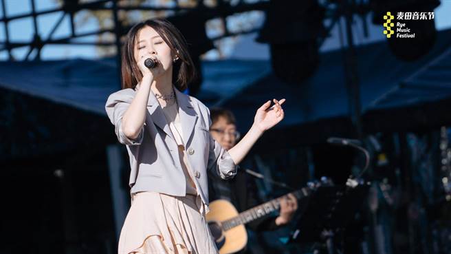 白安登上麦田音乐节，演唱〈兜风〉、〈白色〉等歌曲。（相信音乐提供）