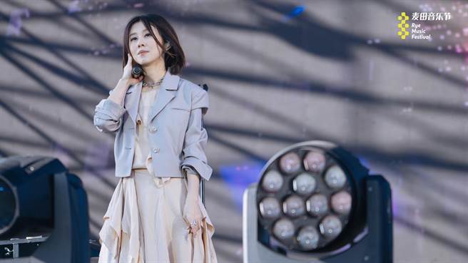 白安登上麦田音乐节，演唱〈兜风〉、〈白色〉等歌曲。（相信音乐提供）