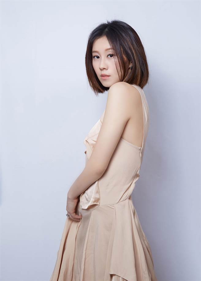 白安登麦田音乐节开唱，造型亮丽。（相信音乐提供）