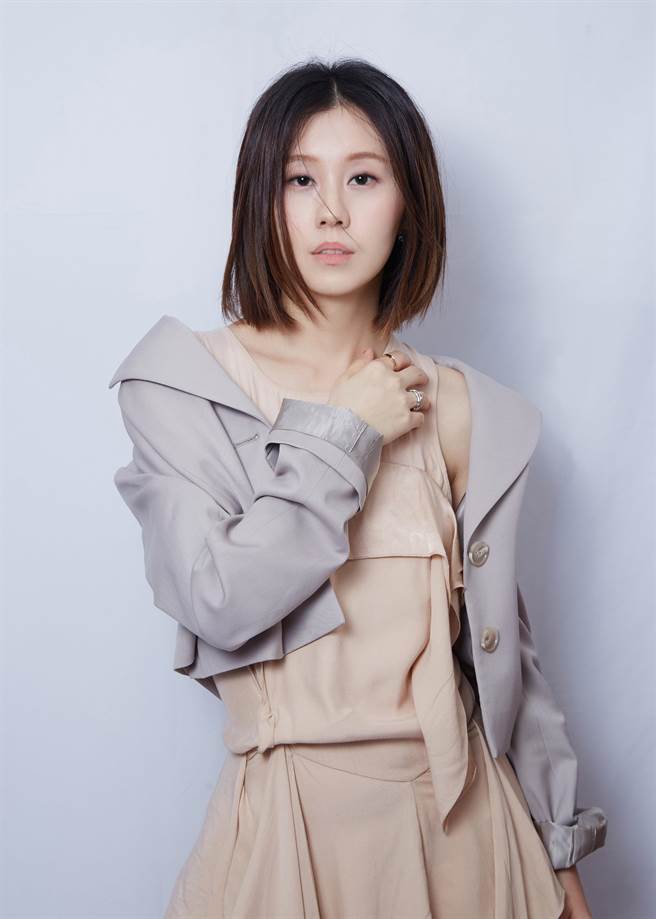 白安登麦田音乐节开唱，造型亮丽。（相信音乐提供）