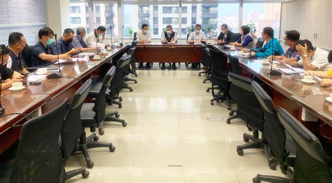 立委張廖萬堅與市議員林祈烽等，邀集市府建設局及自來水公司召開協商會議。(林祈烽服務處提供)