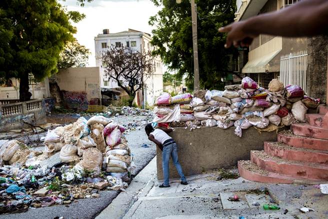 17名美国传教士及家人16日在海地首都太子港被帮派份子绑架，被绑的美国人还包括儿童。图为被黑帮占据的太子港部份地区。（资料照／美联社）