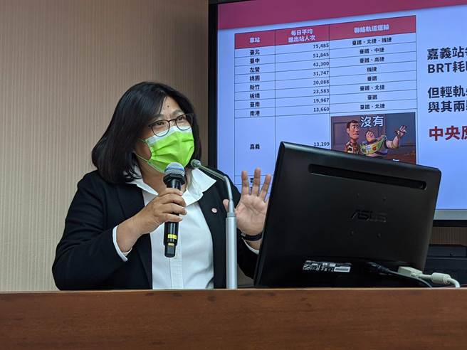 立法委员黄国书承认大学时曾被迫协助情治单位侦搜工作，宣布将退出民进党，党籍立委王美惠表示可惜，希望党中央能予以慰留，宽容处理。（取自王美惠脸书∕吕妍庭嘉义传真）