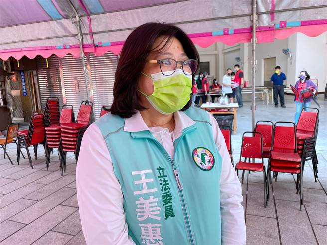 立法委员黄国书承认大学时曾被迫协助情治单位侦搜工作，宣布将退出民进党，党籍立委王美惠表示可惜，希望党中央能予以慰留，宽容处理。（吕妍庭摄）