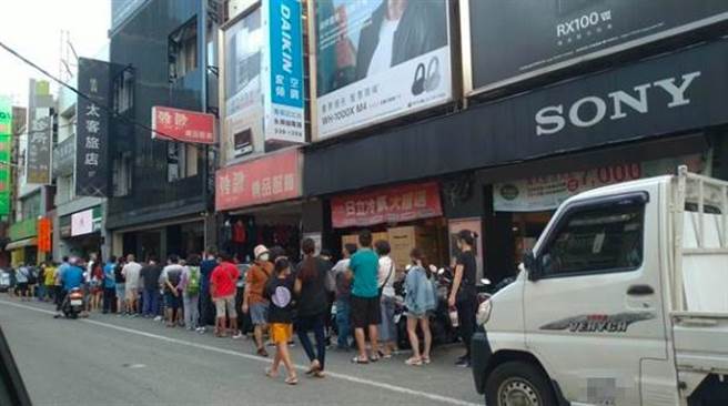 桃園某診所因高估每小時可替120人接種，民眾擠爆診所，排隊人龍更蔓延到馬路上，引起抱怨。（桃園市議員黃婉如提供／陳夢茹桃園傳真）