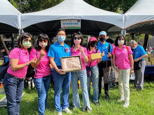 台中南门扶轮社长刘铢淇（左三）表示义卖浴巾不只行善，还能向家人传达关爱之心。图／曾丽芳