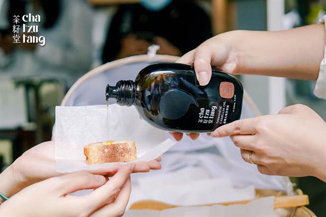 现场提供麵包沾取苦茶油，品嚐厚醇滋味。（茶籽堂提供）