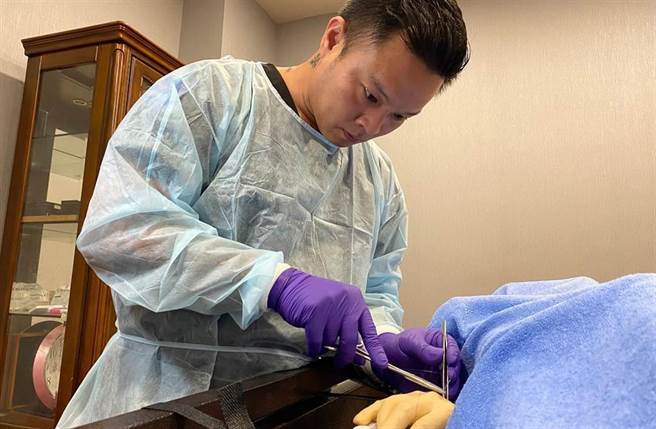 陈修将涉嫌虐杀小女友后，陆续被爆料，公益形象崩塌。（翻摄）