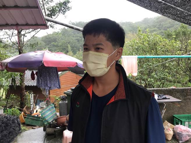 14岁国二生周昌谚正好在附近巡视水位，撞见溪流中有1名大人、小孩落水、求救。（陈彩玲摄）