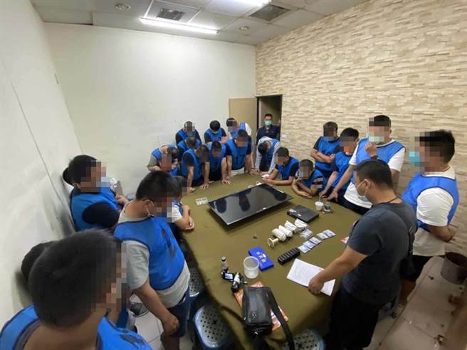 安南区一处寧静社区传出赌博吵杂声，警循线破获天九牌赌场。（读者提供／程炳璋台南传真）