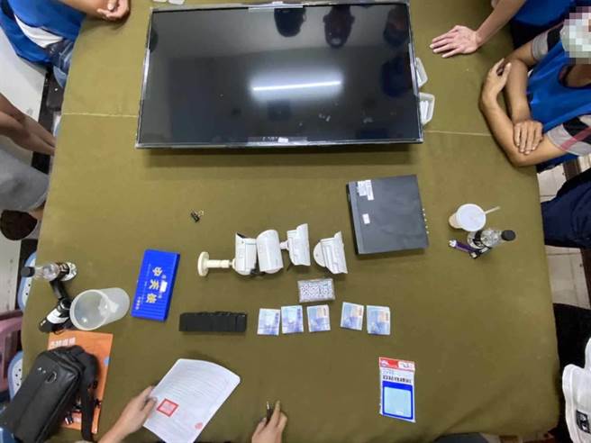 安南区警方查获藏身在铁皮屋内的天九牌赌场。（读者提供／程炳璋台南传真）