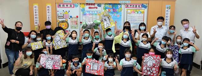 爱之语团队前进青园国小推广品格教育共画。（青园国小提供／吕筱蝉桃园传真）