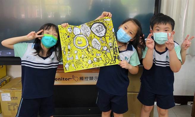 爱之语团队前进青园国小推广品格教育共画。（青园国小提供／吕筱蝉桃园传真）
