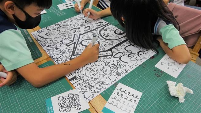 爱之语团队前进青园国小推广品格教育共画。（青园国小提供／吕筱蝉桃园传真）