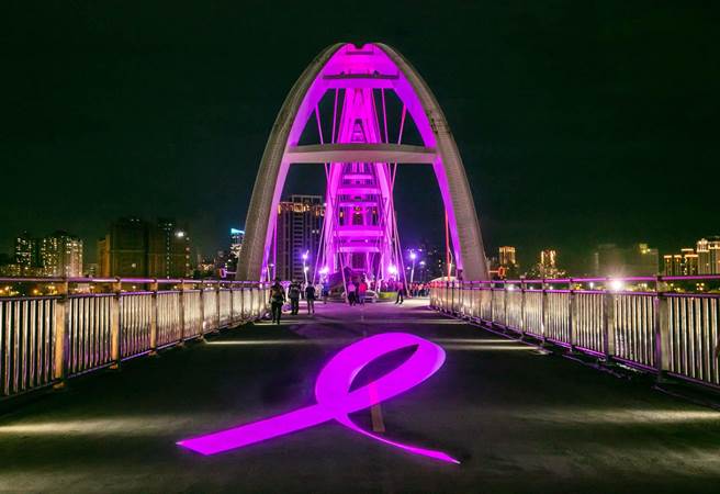 粉红丝带桥上投影。（雅诗兰黛集团提供）