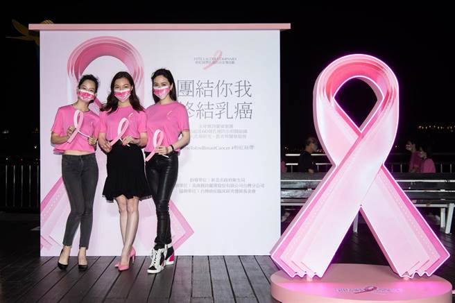 左起简嫚书、曾馨莹、蔡依珊。（雅诗兰黛集团提供）