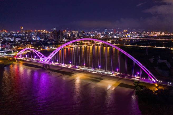 新月桥点亮粉红灯。（雅诗兰黛集团提供）